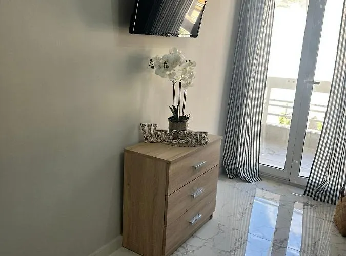 Eleni's Mountainview By The Sea